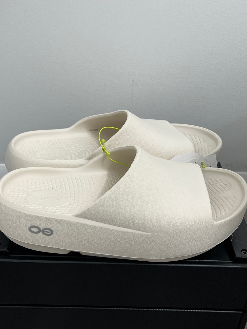 Oofos Ooahh plus + chalk slides sandals women’s size 10 men’s size 8 new